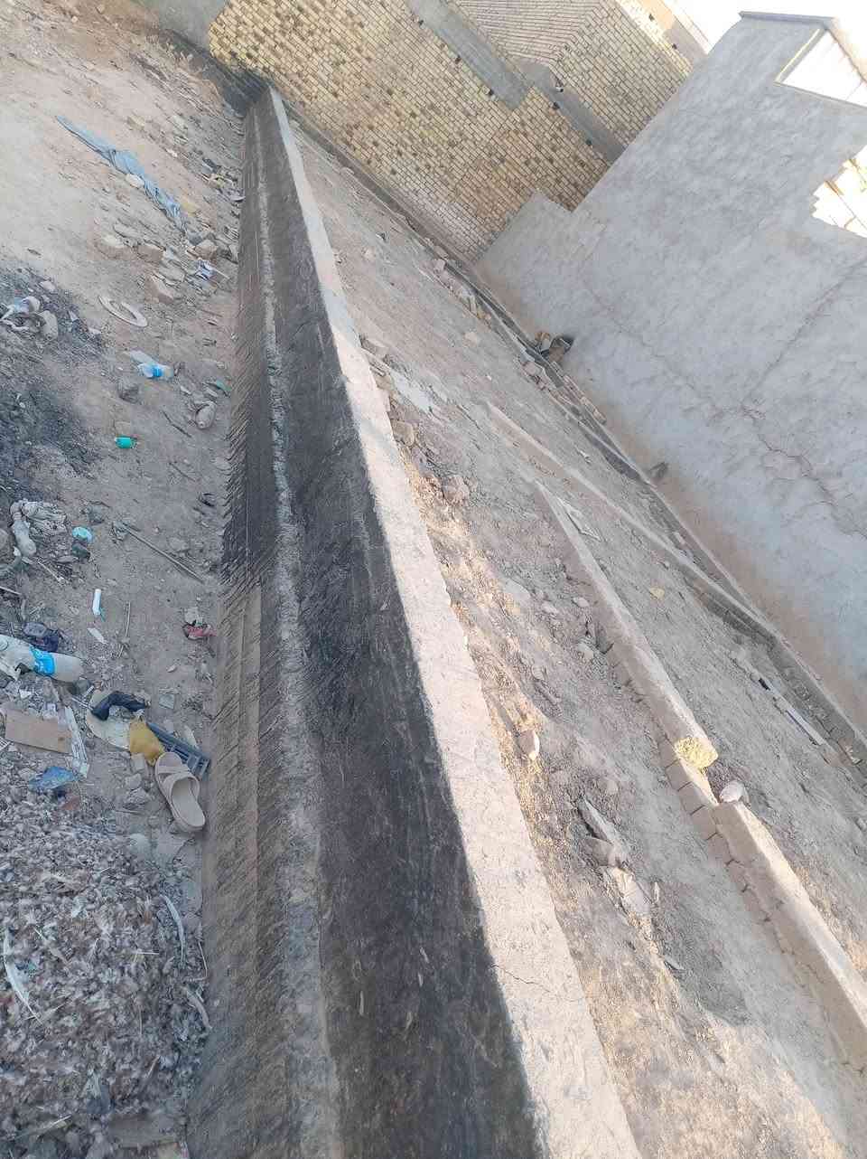 بتلو للبيع100 متر شرك سند 25 قرب مدرسه البشير واصل خدمات ماي كهرباء مجاري أمطار باقي بس تبليط بي غرفه وصاله ومطبخ وبراني بتلو عالي عن الشارع السعر ***********
