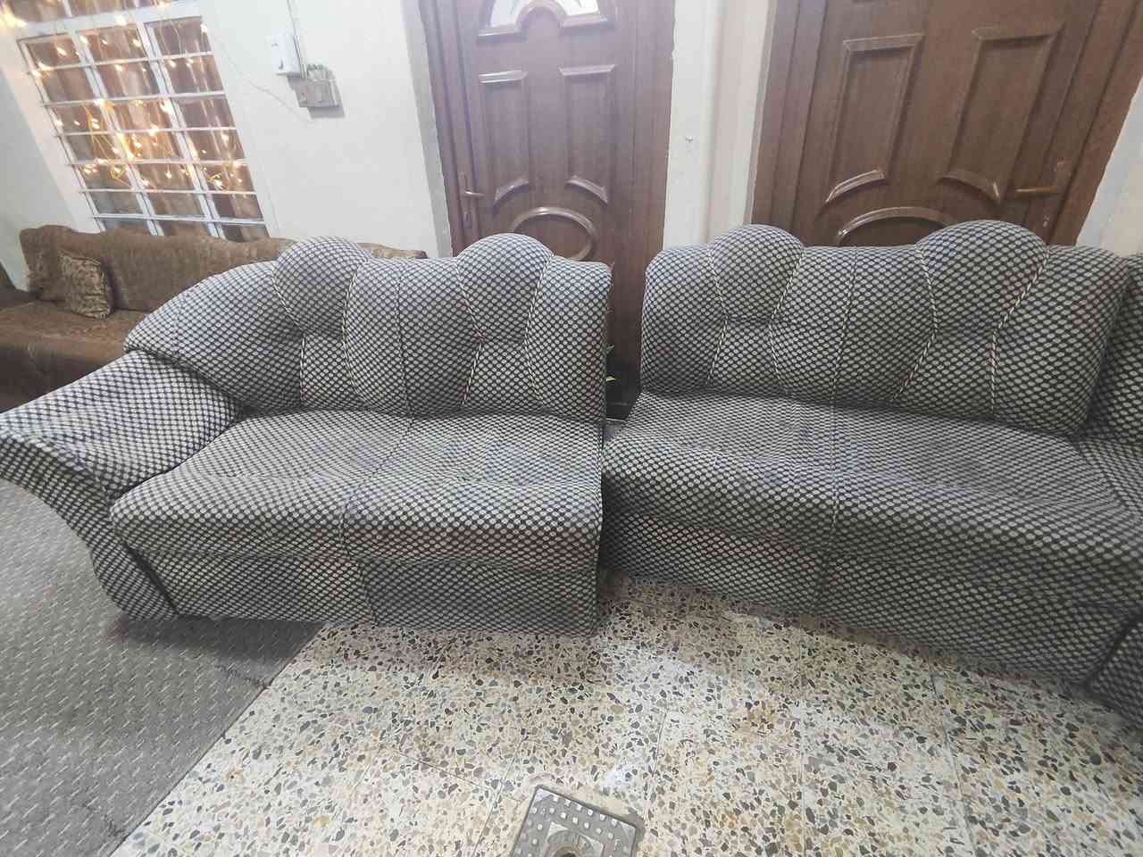 قنفات 8امتار نظاف للبيع السعر 250 وبي مجال ***********
