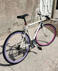 عنوان الإعلان: 🚲 اسم باسكل 700c  سبورت أبيض للبيع – حالة جيدة – 90 ألف...
