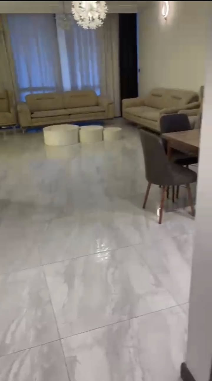 شقة للايجاربوابة العراق .. مساحة 255 م اطلالة رائعة
طابق اول عمارة 15 
مؤثثة احدث الاثاث
***********
