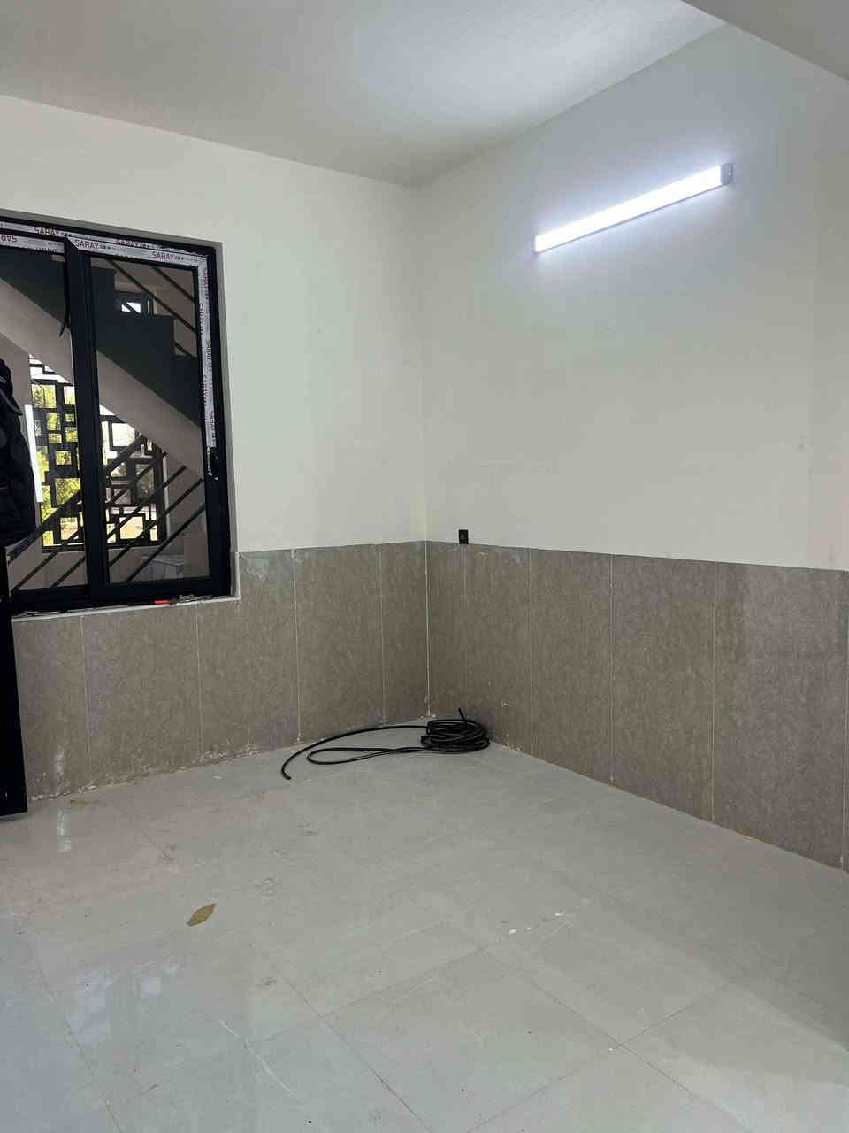 عرض مميز: ثلاث شقق عامودية للبيع في المدائن / حي التجارة

الفرصة المثالية: لإسعاد العائلة بمكان واحد يجمعها، أو استثمار مربح وواعد.

· التفاصيل الأساسية:
  · نوع الملكية: طابو ملك صرف .
  · المساحة الإجمالية: 80 متر مربع لكل شقة.
  · الموقع المميز: بغداد - المدائن / سلمان باك - حي التجارة.
· التصميم والمواصفات:
  · توزيع كل شقة: غرفة نوم + صالة حديثة مفتوحة على المطبخ + استقبال + صحيات .
  · مواصفات البناء العالية:
    · الأساس: رفت مسلح.
    · الأسقف: صب كونكريت مسلح (درجة أولى).
    · الأرضيات: بورسلين والجدران 
سيراميك للمطبخ والحمامات، وتبليط فاخر في باقي الأجزاء.
    · الجدران: تشطيب جص وبروك.
    · الأبواب الداخلية: خشب صاج.
    · الشبابيك: ألمنيوم.
    · السطح: مغلف (شتايكر).
· مميزات إضافية:
  · خصوصية تامة: الشقة الأرضية لها باب خاص، والشقتين الثانية والثالثة لكل منهما درج وباب مستقل.
  · الخدمات متكاملة: ماء، كهرباء، مجاري، انترنت، أرصفة مقرنصة، وشارع عريض.

للاستفسار أو لمعرفة السعر، نرجو التواصل عبر:

📞 هاتفياً أو واتساب: *********** | ***********

📩 أو المراسلة عبر: الماسنجر، الفايبر، أو التيليغرام.

الوسيط العقاري:
أبو صهيب المولى
للخدمات العقارية الموثوقة
