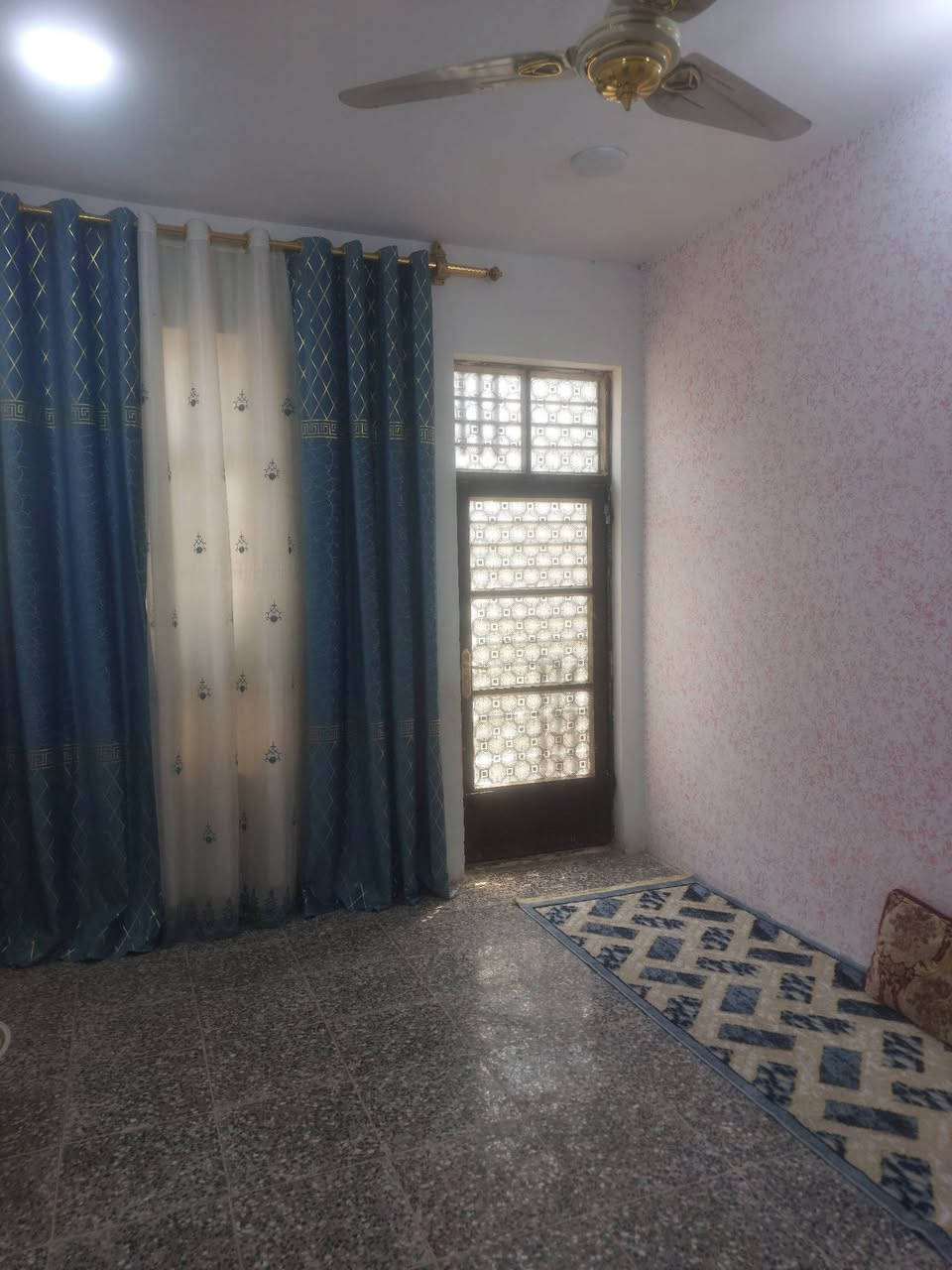 ياالله
بيت للبيع المساحة أكثر من ١٠٠ متر 
مكانه الدسيم وره المتنزه مال قطاع ٧٢ بالضبط 
أول فرع عاليسار السعر 55 وبي مجال 
*********** واتساب
