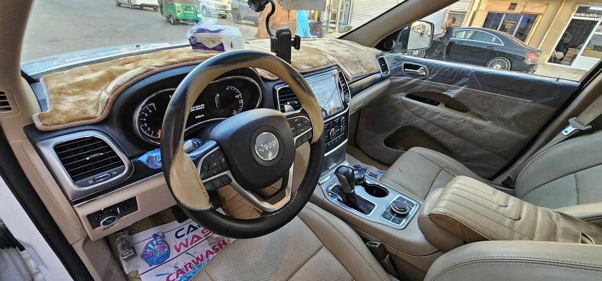 السلام عليكم جيب خليجي لمتدد  2019 فول مواصفات ثلاث شاشات مكفوله كفاله عامه سياره جاهزه ماشيه 64 الف مايل 
مكان السيارة كفاات السيديه قرب تقاطع درويش 
السعر 310 بيها مجال 
***********
