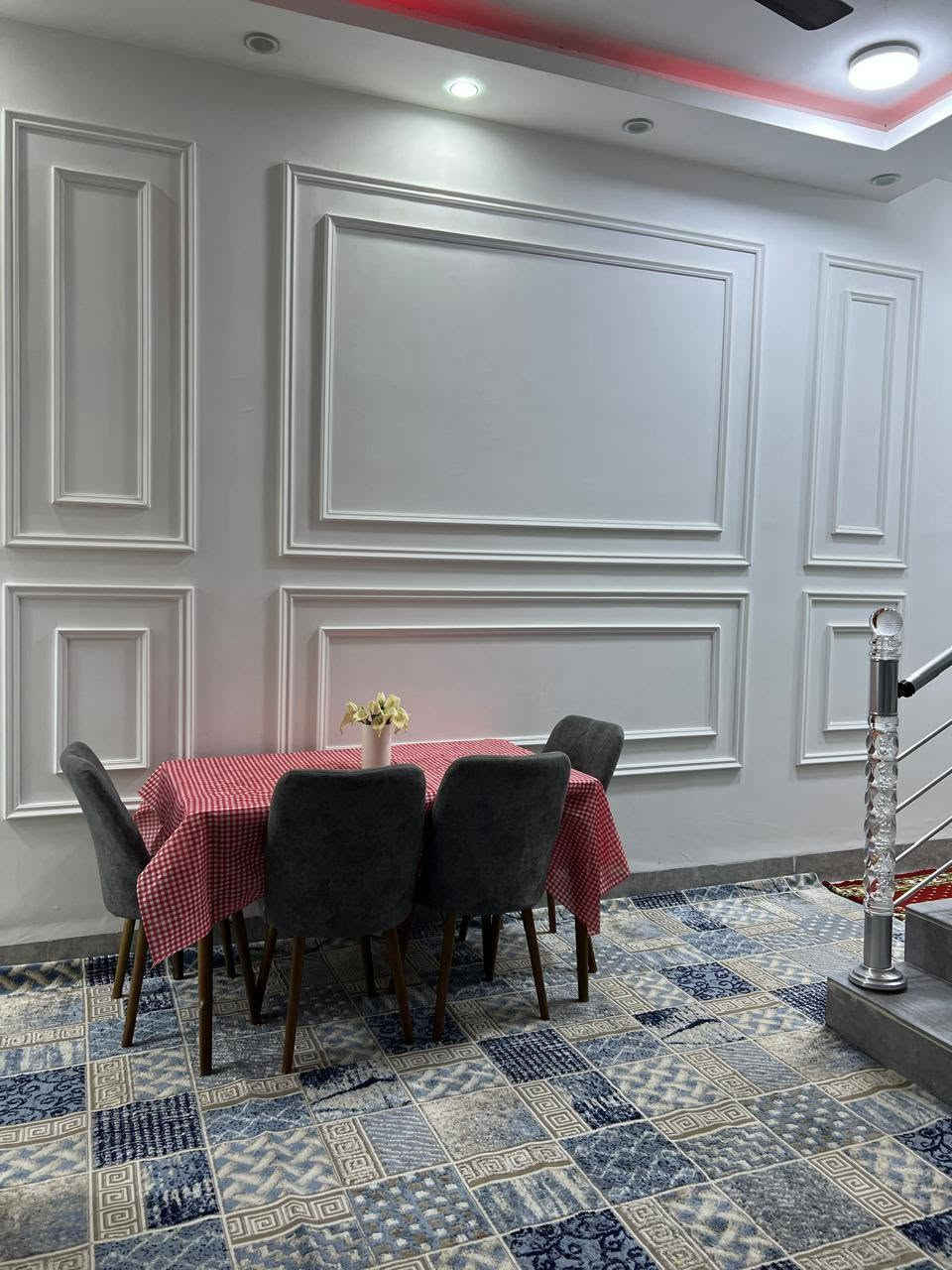 السلام عليكم بيت المساحه 100م يتكون من غرفه 5*4 وصاله 5*5 وستقبال 6*3ونص حمام 2*180س صاله طابق ثاني غرفتين فوك مبنيات لنص طابق ثاني صحيات خارجيه مدخل للبيت 120*3 للبيع في منطقه ال 7كيلو قرب جامع الاخوه الصالحين البيت بناء جديد وطابو صرف السعر وتفاصيل ع خاص وهذا رقم صاحب الدار ***********
