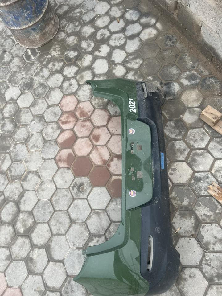 دعاميه صول القطعه الخضره مابيها اي شي والقطعه السوده بيها كسر بس كامله مابيها نقص  سعرها ٥٠ الف فقط.  علما الجديده ب٣٠٠ رقمي ***********
