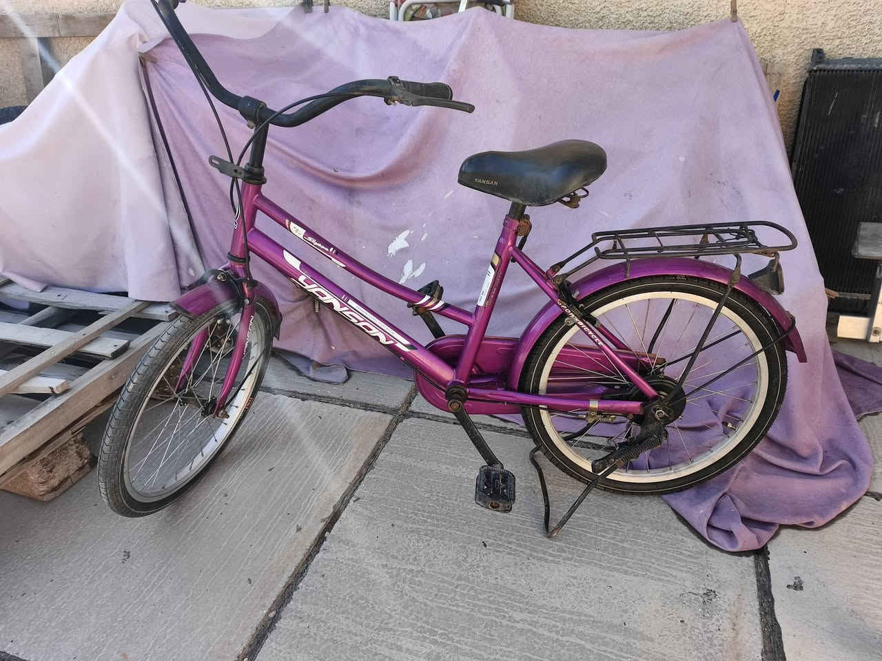 بايسكل بناتي للبيع كامل مكمل ما بي اي شي كله مضبوط تجي وتفصح بعينك حجم 20 تايرات اصليه مكينه وحده بس بريك خلفي دسك امامي ماسحات البايسكل نضيف لاخر حبه ياباني كله مختم مناقصه شي الكشن بي دبلات يعني يشيل وزن لل100 كيلو السعر 65 مكاني بغداد الأعظمية رقمي ***********
