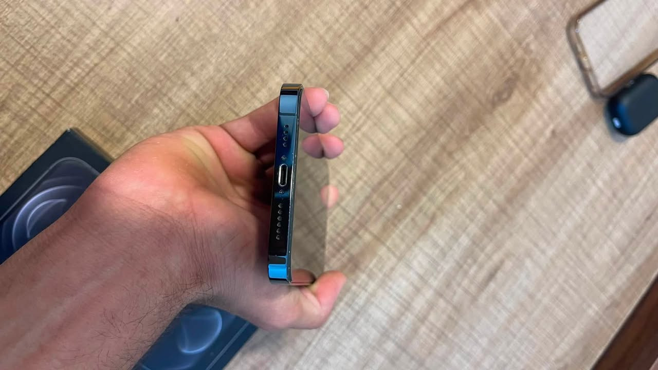 ايفون : 12pro max
نموذج : M
ذاكرة : 256
بطارية 🔋 :95

السعر 500 وبي مجال بسيط 
الجهاز ابلادي ما مفتوح ونضيف  
الي مو شراي لا يكسر بي 
الرقم :***********
 المكان بغداد الدوره
