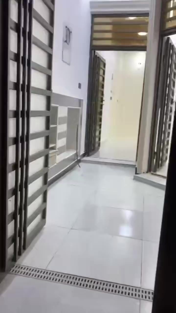 السلام عليكم
 دار للبيع
 المساحه 100 متر طابق واحد بنا حديث غير مسكون المكان مجمع حجي حسن الاربع سايدات
 السعر 70
تواصل واتساب ***********
