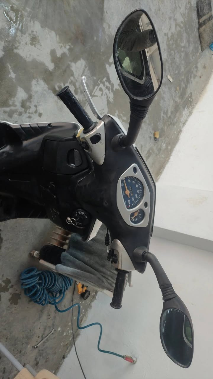 سلام عليكم دراجة سكنز نثيه لون ابيض ثلجي
دبلات امامي بلاد 
العنوان ديالئ بعقوبه 
سعر 375 
نقص فقط تريشه يمنا فقط 
***********
