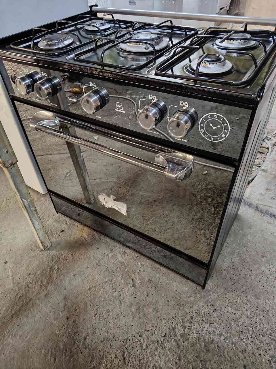 سلا عليكم طباخ ٥مشاعل ابوالكاونتر  بدون فرن شغال سعر ١٠٠الف الشعب حي البساتين ***********
