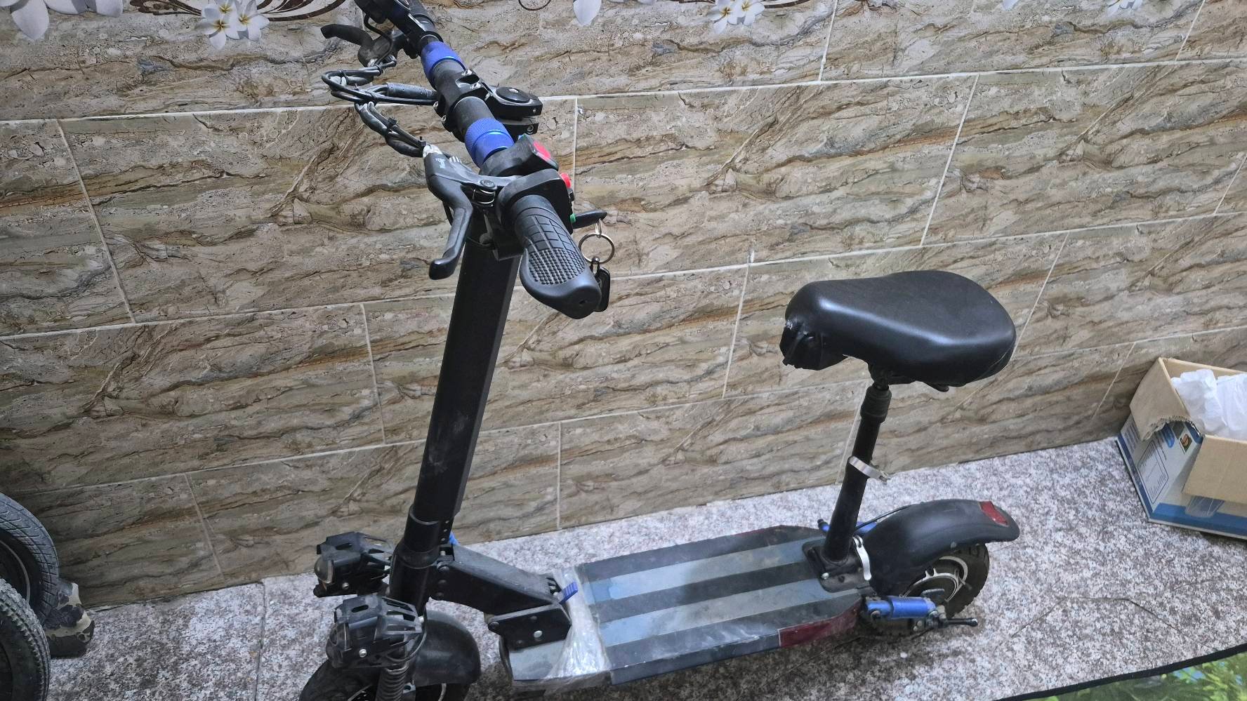 سكوتر power ride للبيع
سلام عليكم سكوتر للبيع
بطارية ليثوم

يتحمل وزن فوك 100

3 سرعات

مع شاحن اصلي

وعدة شد اصلية 

 ينطوني 

ماشي 479

شاحنة 48واط

اضوية + إشارات + نشرت ضوئية

فقط كسر بالكفر امامي
مكاني الزعفرانيه