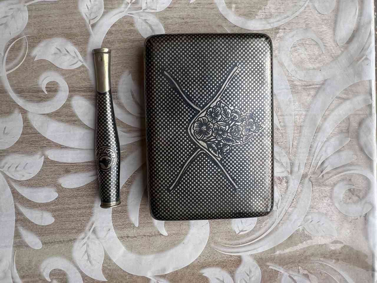 علبة سكائر وان عثماني قديم معه مشرب مختومه والوزن باين بل صوره لمعرفة سعر الغرام تواصل خاص


**إذا كنت صاحب هذا الإعلان وتريد حذفه لأي سبب، رجاءا أرسل رسالة إلى الدعم الفني**