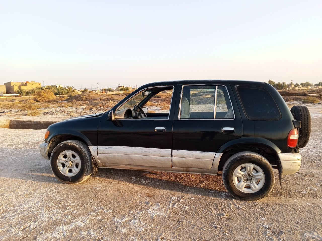 سياره سبورتاج موديل 93 سنوية 26
حلوة و نضيفه و كامله دواخل وخوارج 
بيها عطل بالمحرك رايدها ب23 
***********
