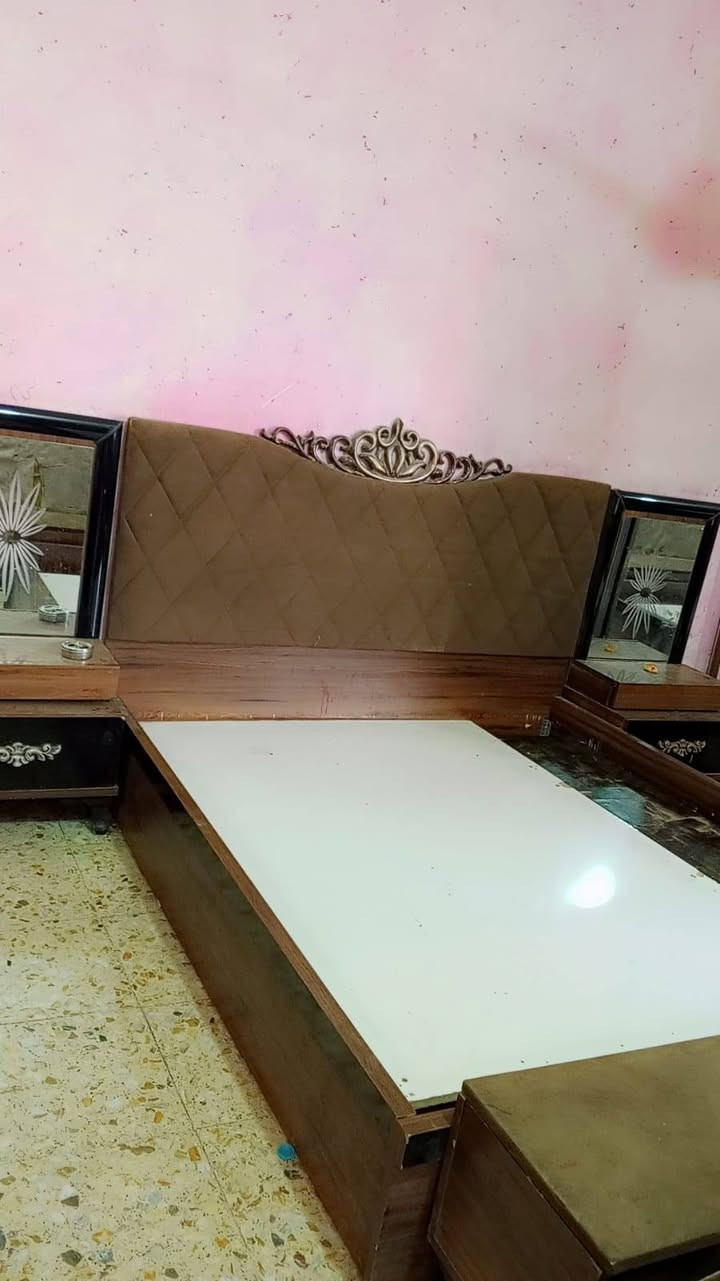 غرفه 6 قطع سعر 250 الف اي استفسار رقم ***********
