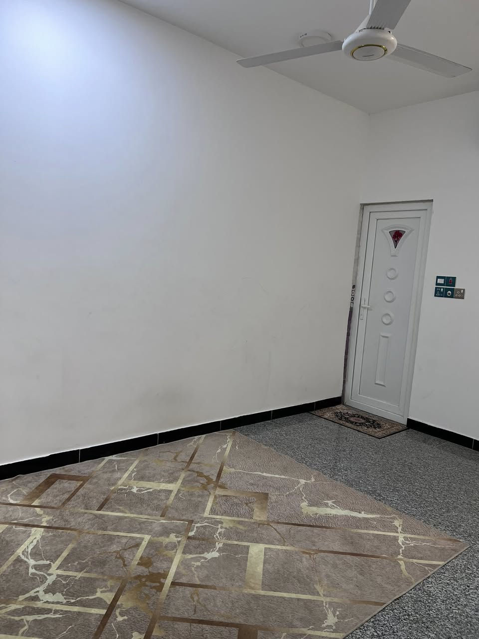 السلام عليكم
يتوفر دار طابو صرف مساحته 100م يحتوي على ثلاث غرف نوم وصالة واستقبال ومجموعة صحية داخلية وخارجية بناء درجه اولى السعر المطلوب للبيع 75 مليون قابل للتفاوض موقعه في المسيب / قطع معمل الأسمنت. 

ملاحظه / مساحة القطعه المتبقية 100 م بجانب الدار  فارغة تباع وحدها الي يحب يشتريها سوا عادي بسعر 20 مليون  وكذالك يوجد مبلغ متبقي لصالح الدولة تقريبا 7 مليون يسدد على شكل اقساط سنوية بذمة الي يشتري الدار أعلاه  للاستفسار الاتصال بالرقم.  *********** او مراسلة الصفحة
