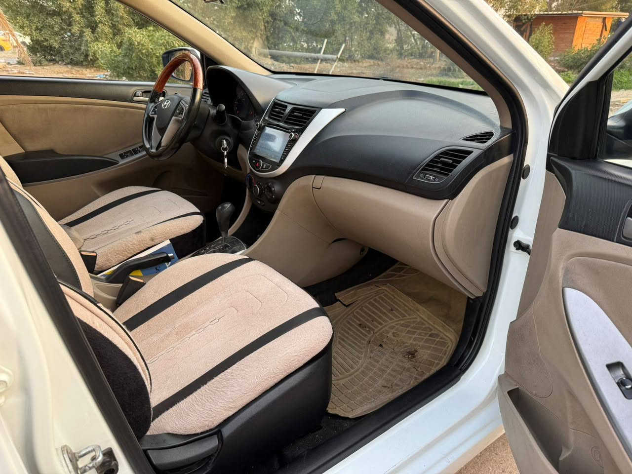 سلام عليكم اكسنت 16 بيه باردين صغار  واحد هلال جاملغ الخلفي كد اصبع والثاني طرف باب السايق   ماشيه 118 kmفول مواصفات بجم زينون عدسه لد امامي خلفي دركه صاج السياره جديده السعر 116 مكاني سيدية *********** بغداد, العراق
