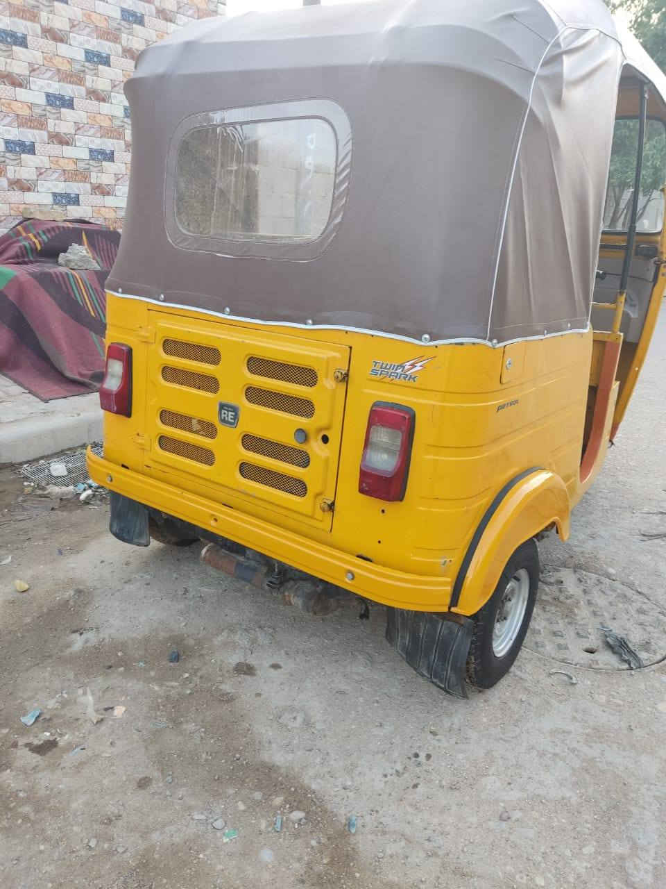 تكتك 19 ليموني مرقم سنويه الكشر مكفول فقط خياس معمر المحرك مفتوح تكتك جاهزه مال جناي ما ناقصه شي كهربائيات تراي فول كبل للشارع السعر 5 و600 وبيه مجال قليل للشراي المكان العماره حي العسكري ***********
