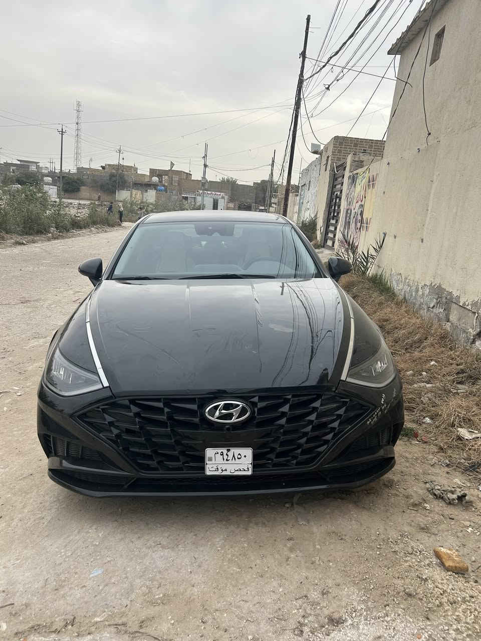 � هيونداي سوناتا هايبرد بلو 2023(اعلى فئة بل هايبرد) الرقم عليه مو عليك 

🔹 المحرك:

 • 4 سلندر 2.0L هايبرد
 • القوة: تقريبًا 192 حصان
 • قير أوتوماتيك 6 سرعات
 • دفع أمامي

🔹 الاقتصادية:

 • صرفية بنزين كلش ممتازة (من أوفر سيارات الهايبرد)

🔹 البطارية:

 • ليثيوم أيون 1.62 kWh

🔹 الراحة والتكنولوجيا:

 • شاشة لمس
 • Apple CarPlay & Android Auto
 • تشغيل ودخول بدون مفتاح
 • تحكم من المقود كشنات تدفئة تبريد

🔹 الأمان:

 • مراقبة النقطة العمياء
 • تحذير الخروج عن المسار
 • تنبيه حركة خلفية ابريك ذاتي 

🔹 المواصفات العامة:

 • 5 ركاب
 • سيدان مريحة وواسعة
 • هادئة ومناسبة للاستخدام اليومي والسفر

📌 الخلاصة:
سوناتا هايبرد بلو 2023 عملية، موفرة بنزين، ناعمة بالسواقة ومناسبة للي يريد سيارة حديثة بدون صرف عالي.
 
حادث فقط دعامية وشوية من البنيد تقريبا اصبع راجع على البارد 
لا يوجد قطعه صبغ 

للمراوس مع النترا N الافضل كير عادي وهم افضل اذا 2024 تواصل وتساب ***********
