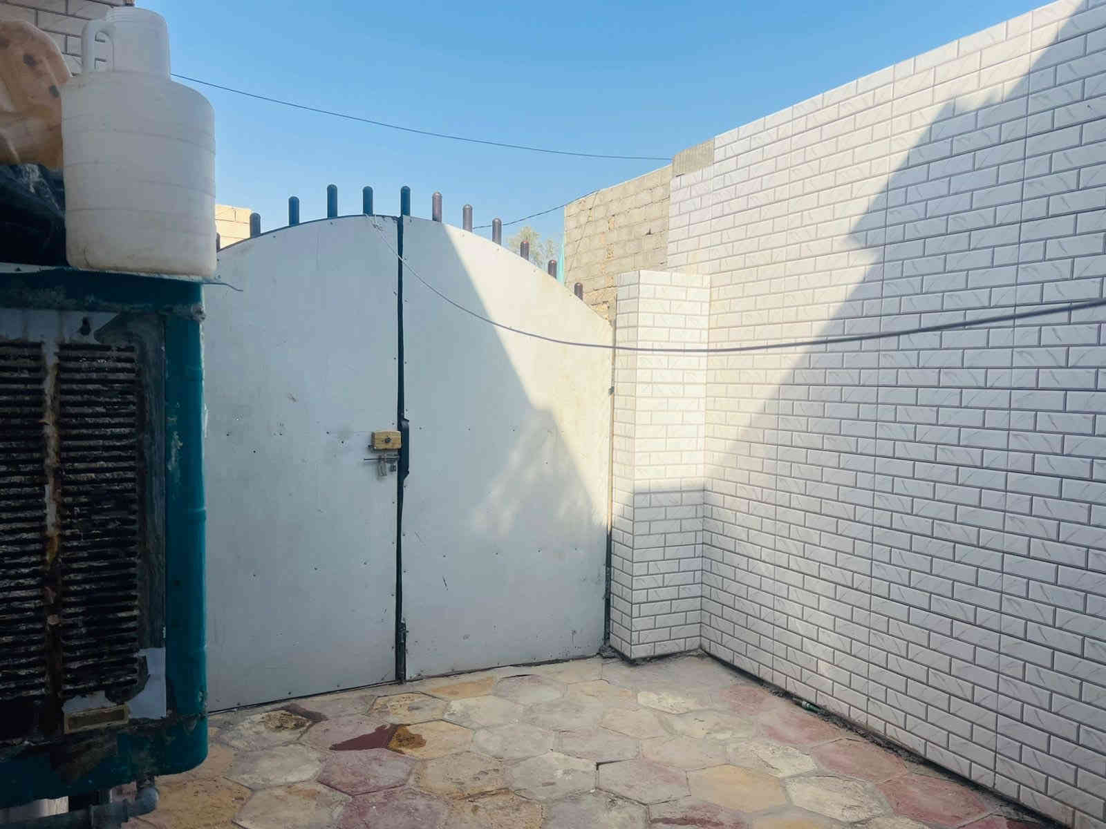 بيت للبيع المساحه 200 طابو السعر 38 
العنوان الكفل قرب مرقد سيد يحيى  بلمجمع الجديد  قريب ع شارع كربلا نجف مفرك الكفل عمود 350 كافه الخدمات متوفره من ماء من كهرباء من تبليط من كلشي جيب غراضك واكعد 
***********
