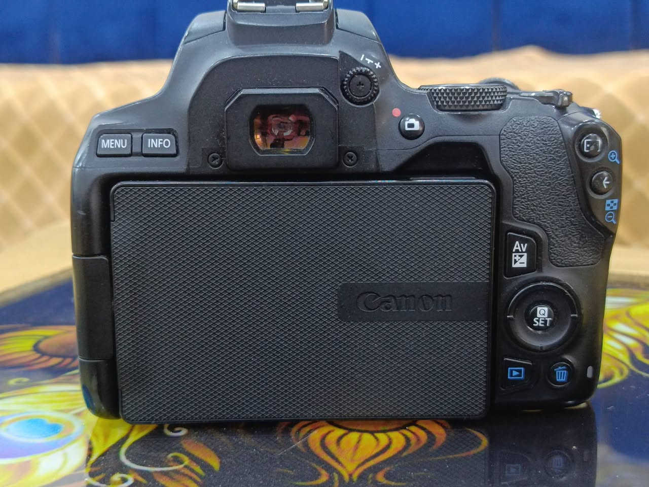 دقه 24.3 ميكابكسل
تصوير فيديو 4k 30fp
ملحقاته كامله جنطه او شاحان مزودوج او 3بطاريات 
السعر 440الف 
مكاني كربلاء 
واتساب ***********
@الجميع
