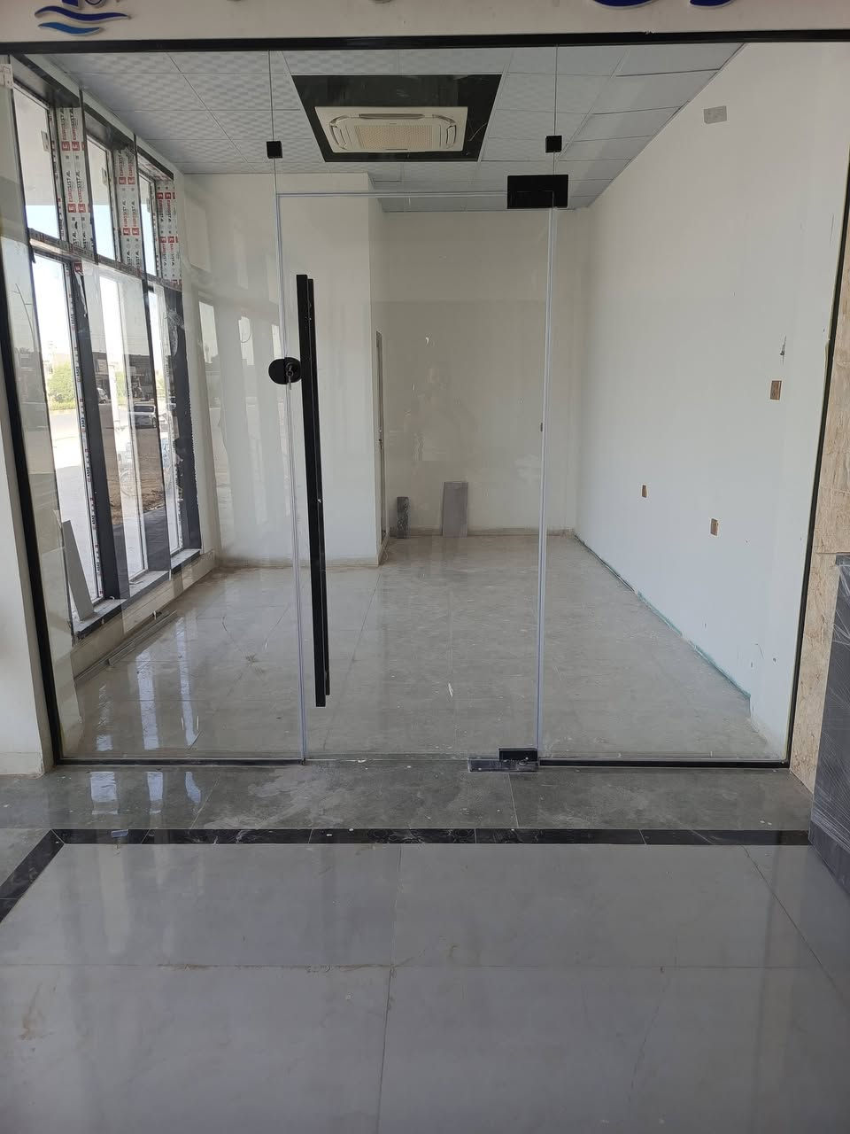 السلام عليكم
نعمل الزجاج السكيورتي ال ١٠ملم المقسى ضد الكسر وبكافه ألوانه مع اكسسوارات اصليه وبضمان حقيقي٣سنوات للاستفسار الاتصال على الارقام التاليه 
***********
***********
