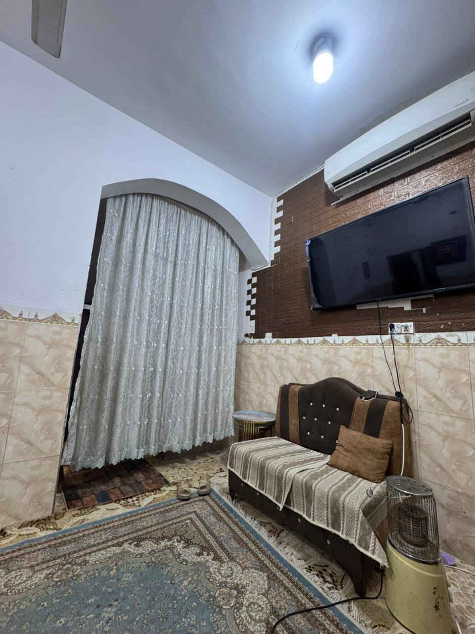 بيت للبيع مساحة 110
يحتوي على غرفة زائد برانيه 

زائد صالة زائد حمامات داخلي وخارجي

كونكريت مسلح قاط واحد 

ويحتوي على محل طالع 

من نفس البرانيه 

السعر 100 مليون وبيه مجال لشراي 

رقمي *********** واتساب 

او *********** واتساب
