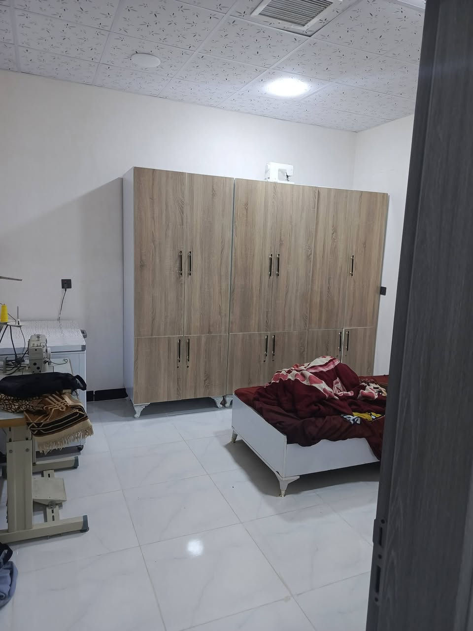 بيت ركن130 طابو مالك صرف بينا قبل 8 اشهر قاط واحد حي الشهداء قرب جامع الشهداء بيه غرفتين نوم و استقبال مطباخ حار وبارد مكان كلش راقي شارع عريض ***********
