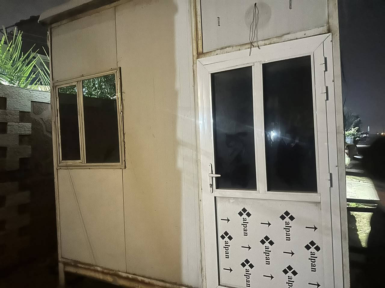 كرفان ٣ب٣ نظيف جداً مكان التاجيات
***********
