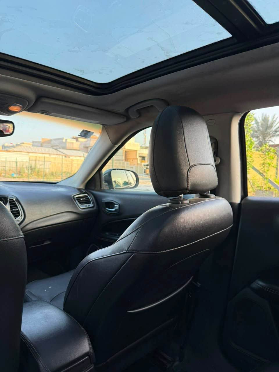 جيب كومباس 2018 ليميتد
 (Jeep Compass Limited 2018) 

للبيع سيارة جيب كومباس فئة ليمتد (Limited) وارد امريكي أعلى مواصفات .

المواصفات العامة والمحرك:
 المحرك: 4 سلندر، سعة 2.4 لتر (Tigershark) – محرك اقتصادي وقوي.
 الكير: أوتوماتيك (9 سرعات).
 نظام الدفع: دفع رباعي (4WD) مع نظام (Jeep Active Drive) للتحكم بالقيادة حسب التضاريس (طين، رمل، ثلج، صخور).

المواصفات الخارجية والراحة:
 البانوراما: فتحة سقف بانوراما كاملة.
 البصمة: بصمة تشغيل وبصمة أبواب (دخول ذكي)، بالإضافة إلى ميزة التشغيل عن بُعد.
 الجنطة (الصندوق الخلفي): كهرباء (تفتح وتغلق بزر وقابلة للتحكم عن بعد).
 الإضاءة: لايتات زينون مع إضاءة LED نهارية مميزة، وكشافات ضباب.

 الويلات: ويل كروم حجم 18 إنج (شكل الليميتد المميز).
المواصفات الداخلية والرفاهية:
 الكراسي: جلد بالكامل (تطريز بلادي فخم)، الكراسي الأمامية تحكم كهربائي مع ميزة التدفئة (للكراسي والستيرن).

 الشاشة: شاشة دشبول كبيرة حجم 8.4 إنج تدعم نظام (Apple CarPlay) و(Android Auto)، ونظام خرائط (Navigation).
 
التبريد: تبريد قطعتين (دبل زون) ثلج ما شاء الله.
 النظام الصوتي: نظام صوتي مميز ونقي جداً.

الأنظمة الذكية والأمان:
 الرادارات: رادار أمامي، رادار جانبي (نقطة عمياء)، ورادار خلفي للمساعدة على الاصطفاف.
 كاميرا خلفية دوارة مع حساسات خلفية بلادية.
 نظام التنبيه عند الخروج عن المسار.
 نظام (Auto Start/Stop) لتوفير الوقود عند التوقف.
حالة السيارة: السيارة كاملة ان شاء الله بيها ملاحظات بسيطة وواكعة من السعر رايدها ب 135$ وبيها مجال بسيط مكاني بغداد للاتصال *********** بغداد, العراق
