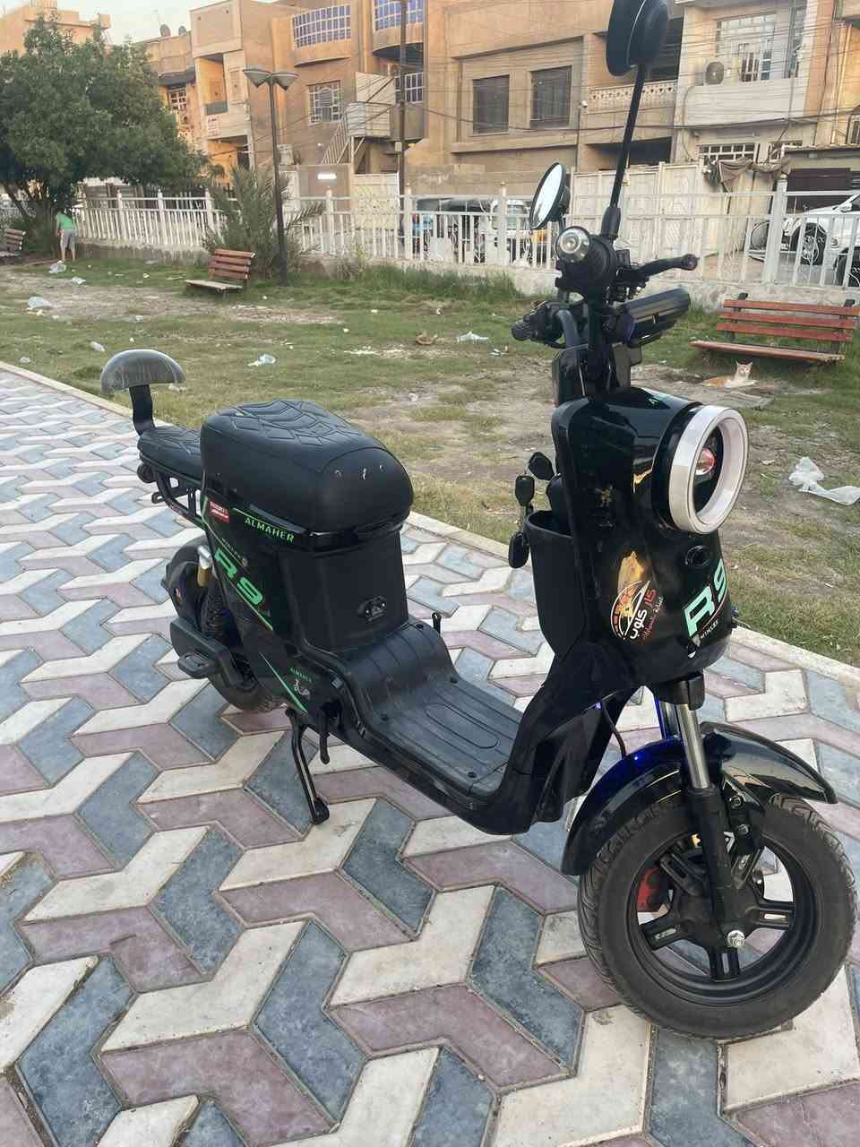 السلام عليكم دراجه شحن نوع R9  الدراجه كلش نضيفه السعر 400
5بطاريات كبار 
بصمه 2
مفتاح 2 
تشغيل عن بعد 
نضام حمايه 
قفل ستيرن 
لدات زنون ليلي نهاري 
كهربائيات كلهه شغاله 
شاحنه اصليه 
تايرات جدد 
الدراجه اي شي مناقصهه كلش نضيفه مكاني بغداد الامين الثانيه 
رقم *********** 
***********
