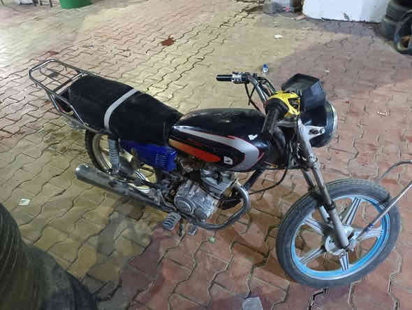 موطور للبيع نضيف شغال هندر واحد السعر 150 مكان كياره الاستفسار عل رقم ***********
