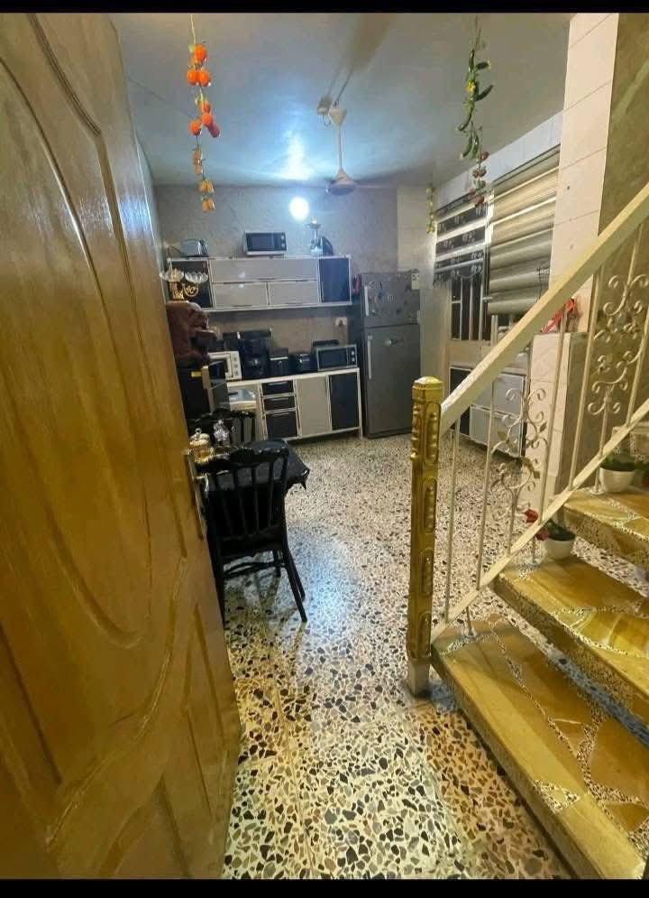 سلام عليكم بيت للبيع 50 متر زراعي 25 قرار محكمه
يحتوي على تلاث غرفه نوم وصاله 
ومطبخ وحمام عدد 2 ومنور 
العنوان الشعب حي المصطفى قريب على  حسينية الجواد 
الاتصال ***********
