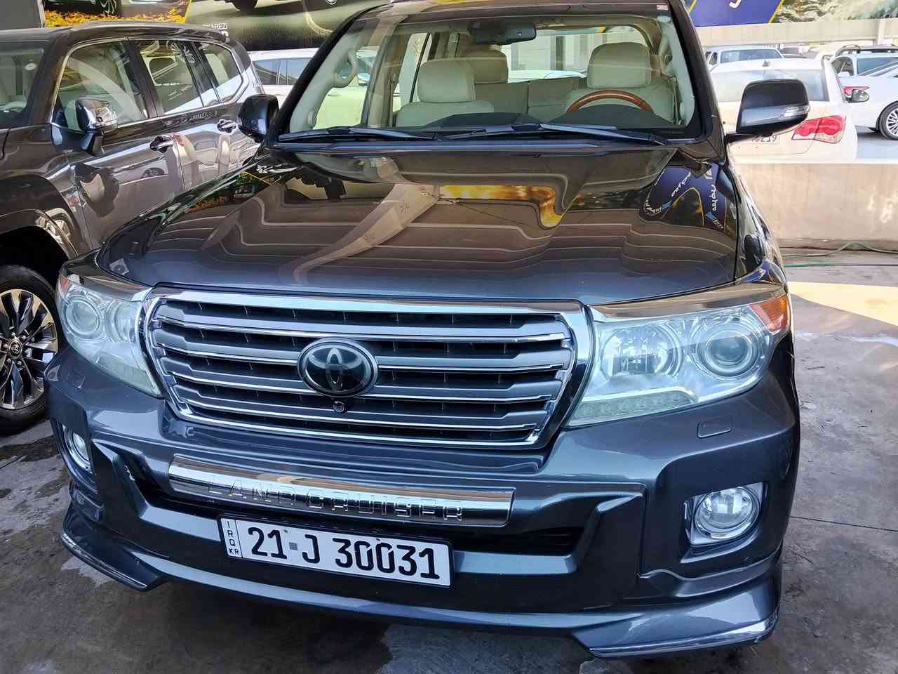 موديل 2013 كفاله بدون صبغ بريم حجم المحرك 5700 فول مواصفات
ماشي 152,000 كيلو متر السعر 380 وبيها مجال 
***********
