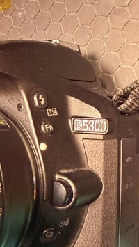 كامرة نيكون  5300للبيع كامرة كامل غراضهة ونضيفة كلش مثل ماموضح بصور مك...