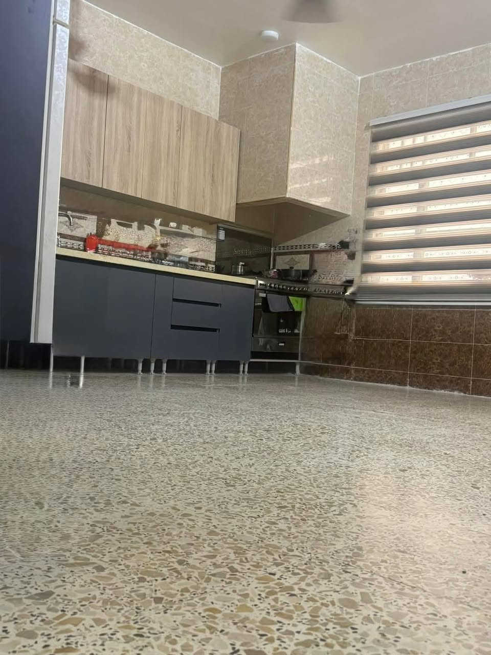 بيت للبيع المساحه ٢٥٠متر حديث طابق واحد بهرز جرف الملح قرب جامع الفتاح خدمات كامله تبليط اناره مجاري يتكون من غرفتين نوم كبار واستقبال كبيره وصاله كبيره ومطبخ كبير وحمام وصحيات وبيتونه كبيره كراج سياره وحديقه سند ٢٥ حتى لو مرواس السعر ١١٠ وبي مجال للشراي للاستفسار ***********علاء عوينتي

