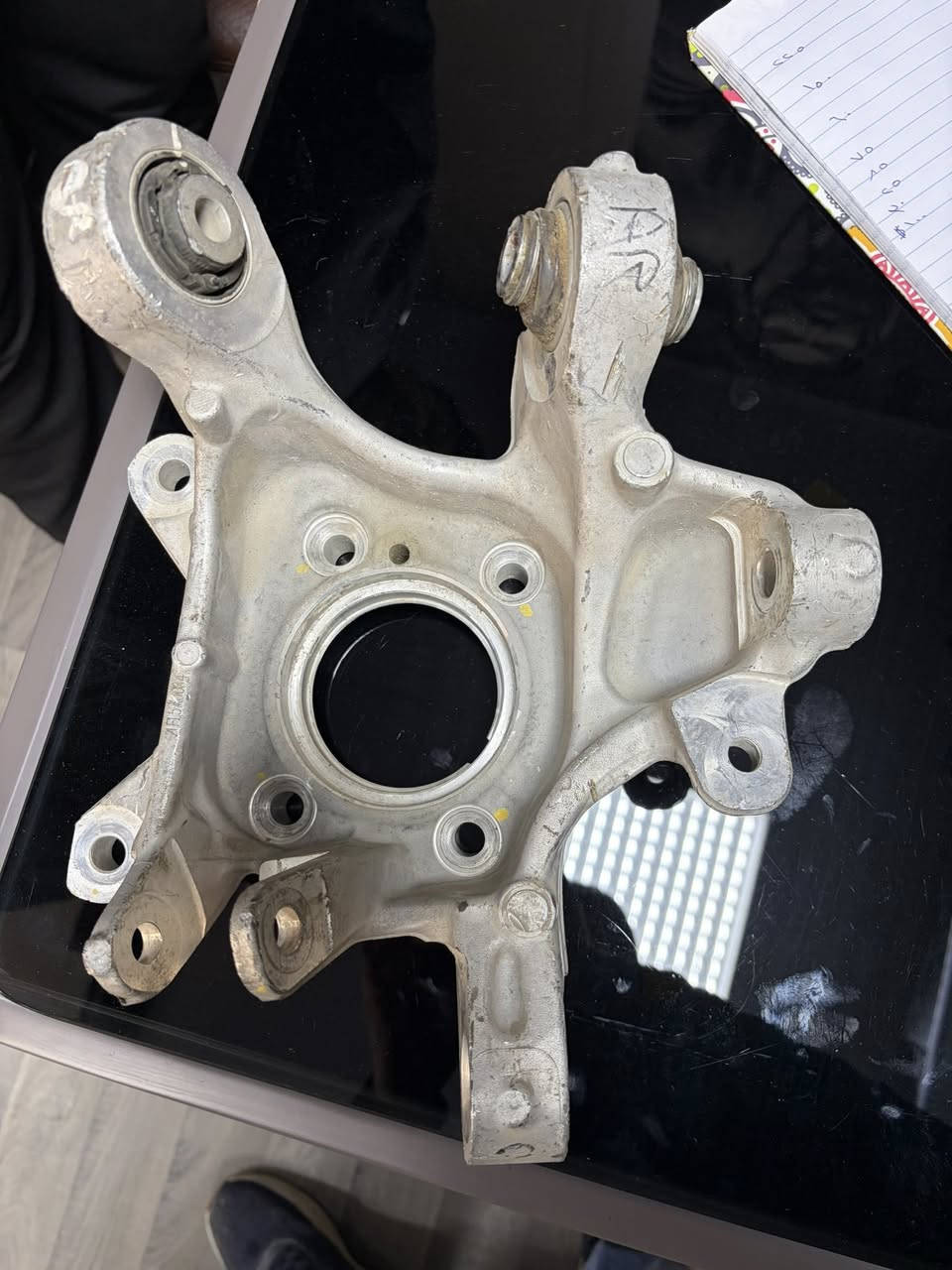 السلام عليكم سطاب اكسل خلفي يسار GV70 للبيع *********** تفصيخ جدا نظيف
