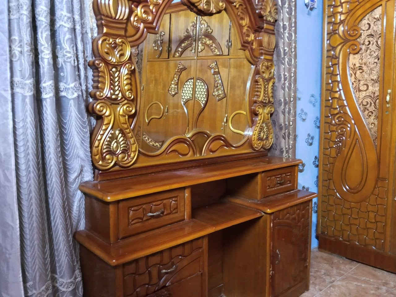 السلام عليكم غرفة نوم ثقيله جدا خشب درجه اولى ب 550 الف الثعالبه خلف اسواق الشورجه
***********
