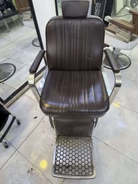 للبيع: كرسي حلاقة + عربانة حلاقة (عدد 2) فنفة جلد (عدد 2) قنفة وحدة ال...
