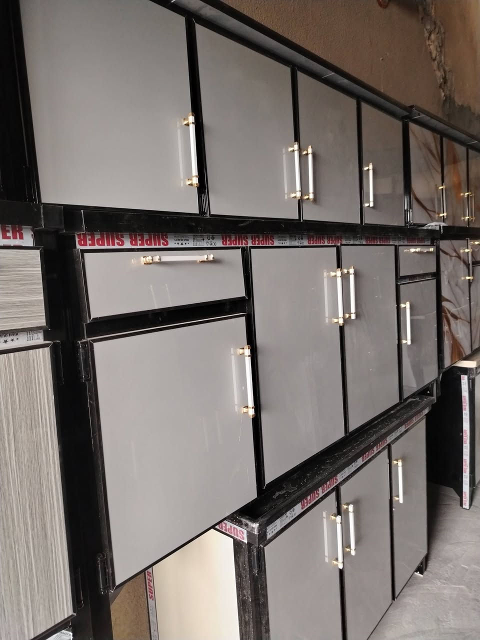 كاونترات مترين ومتر ونص ومترين ونص سعار تنفسيه مزاد لأخوين العنوان المفرق الطرق والجسور مقابيل العزات بن تجه رايح عليه المفرق ***********
