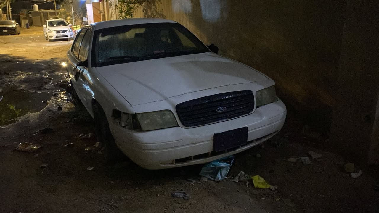 كراون فكتوريا 2006 
سياره نظيفه وحلوه 
نواقصها فيشة عقل
سكن 
تايرات 
غير هذا ما بيها كير محرك جديد 
بعدني ما مرقمها تترقم بغداد 
السعر مناسب جدا 38 ورقه وبيها مجال قليل
ما متواجد على فيس اتصل ***********
