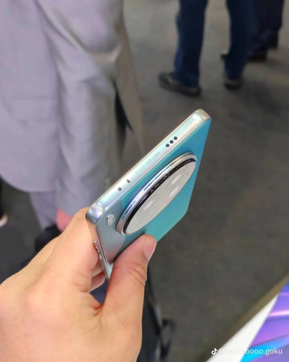 📌 المواصفات الأساسية
🎇مستخدم شهر واحد نضيف نضيف جداً 
السعر: 400
مكان بابل 
الشاشة: 6.67 بوصة AMOLED
دقة: 1080 × 2400
معدل تحديث: 144Hz
المعالج: MediaTek Dimensity 8350
الرام (RAM): 12 GB
التخزين الداخلي: 256 GB
الكاميرا الخلفية:
ثلاثية 50 MP + 50 MP + 50 MP
كاميرا رئيسية + واسعة + تليفوتو (تكبير بصري 3×)
الكاميرا الأمامية: 50 MP
البطارية: 5100 mAh
شحن سريع 70 W
النظام: Android 15 مع واجهة HIOS
الاتصالات: يدعم 5G
مستشعر البصمة: داخل الشاشة
الألوان:  أزرق (بحري), أخضر…


**إذا كنت صاحب هذا الإعلان وتريد حذفه لأي سبب، رجاءا أرسل رسالة إلى الدعم الفني**