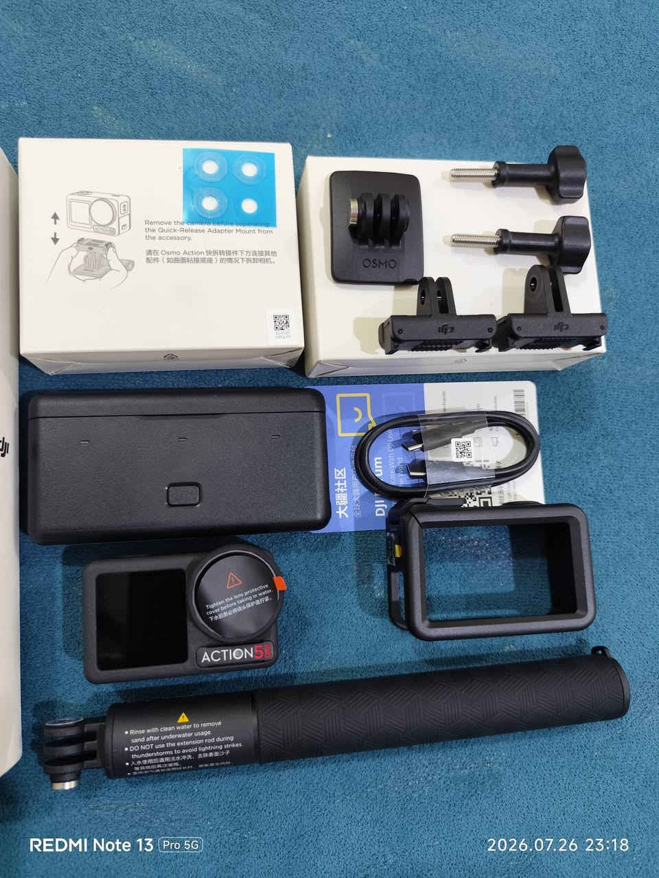 سعر الكاميرا  650 الف / سعر المايك 100 الف
***********  للحجز واتساب  توصيل 5 جميع المحافظات
كاميرا المغامرات الاحترافية والأحدث DJI Osmo Action 5 Pro (نسخة الـ Adventure Combo الكاملة) 📸الكاميرا الأقوى بصناعة المحتوى، الفلوغات، الغوص، والرياضات القاسية بأعلى المواصفات والتقنيات التقنية.⚙️ الدقة وجودة التصوير (Resolution):دقة الفيديوهات: تصوير خارق بدقة 4K بسرعة تصل إلى 120 إطارا في الثانية (4K/120fps) لقطات فائقة السلاسة.دقة الصور الفوتوغرافية: التقاط صور مذهلة بدقة 40 ميجابكسل (40MP Burst Shooting) لتفاصيل متناهية الوضوح.ألوان سينمائية: دعم تصوير 10-bit D-Log M و HLG لمعالجة ألوان احترافية وتعديلها بسهولة.المستشعر: مستشعر متطور بحجم 1/1.3 إنش مع معالج 4 نانومتر، يقدم أداءً ثورياً في الإضاءة المنخفضة والتصوير الليلي (SuperNight Mode).🌊 مقاومة الماء والغوص (Waterproof):بدون كفر حماية: الكاميرا مقاومة للماء ومحكمة الإغلاق حتى عمق 20 متراً (66 قدماً) مباشرة في الماء.مع كفر غوص خارجي: تصل مقاومتها إلى عمق 60 متراً تحت الماء.ميزة فريدة: تحتوي على مستشعر قياس الضغط الجوي والمائي المدمج (Barometric & Hydrostatic Pressure) لبدء التسجيل تلقائياً عند النزول للماء وعرض العمق.🎥 المودات والوضعيات الاحترافية (Shooting Modes & Stabilizers):تثبيت سينمائي خارق: وضعية 360° HorizonSteady لتثبيت خط الأفق تماماً ووضعية RockSteady 3.0 لمنع أي اهتزاز أثناء الركض أو القيادة.تتبع الهدف (Subject Tracking): ميزة ذكية تبقي وجهك أو الهدف دائماً في منتصف الشاشة والتركيز عليه.العرض البطيء (Slow Motion): تصوير بطيء جداً وخارق يصل إلى 32x Super Slow Motion لالتقاط أدق حركات الأكشن.مودات إضافية: تدعم وضعيات التايم لابس الاحترافي (Time-Lapse)، البث المباشر (Live Stream)، كاميرا الويب (Webcam)، والتصوير العمودي الأصلي لمنصات السوشيال ميديا.📌 الملحقات الموجودة بالصورة (كاملة وبحالة الوكالة):الكاميرا الأساسية بشاشات OLED المزدوجة.البوكس الذكي للشحن (Battery Case) + 3 بطارية أصلية (تصل مدة التصوير للبطارية الواحدة إلى 4 ساعات).عصا السيلفي والامتداد الأصلية بطول 1.5 متر (Extension Rod).الإطار الحامي (Protective Frame) وقواعد التثبيت المغناطيسي السريع.
------------------------------------------------------------------------------------------------------------
 مايكروفون DJI Mic Mini
 نظام الصوت اللاسلكي الأصغر والأخف وزناً من شركة DJI العالمية. المايك يعطيك جودة صوت احترافية ونقاء عالي جداً مع ميزة عزل الضوضاء الذكي، وهو مثالي جداً لصناع المحتوى والفلوغات.
التوافق وإمكانيات الربط:مع الموبايلات (آيفون وأندرويد): يربط مباشرة عبر قطعة الـ Type-C المرفقة بالأسفل، أو لاسلكياً عبر البلوتوث المباشر (Direct Bluetooth) بدون أي قطع إضافية.مع كاميرات DJI ومنظومتها: يدعم ميزة DJI OsmoAudio™ للربط اللاسلكي المباشر بدون جهاز استقبال مع الكاميرات التالية: (Osmo Pocket 3 / Action 5 Pro / Action 4 / درون DJI Neo).مع الكاميرات الاحترافية (DSLR): يتم ربطه بواسطة كابل الصوت 3.5mm TRS المرفق. الملحقات المتوفرة (كاملة ونظيفة جداً كما في الصورة):الكرتون الأصلي للجهاز.عدد (1) جهاز إرسال (مايك أسود بوزن 10 غرامات) + عدد (1) جهاز استقبال.علبة الحفظ والشحن الذكية (Charging Case).محول توصيل الموبايل (Type-C Adapter).كابل الكاميرا (3.5mm TRS) + كابل الشحن Type-C.مغناطيس التثبيت على الملابس + الحامي من الرياح والهواء (الوشوشة).حقيبة القماش الأصلية لحماية الملحقات
