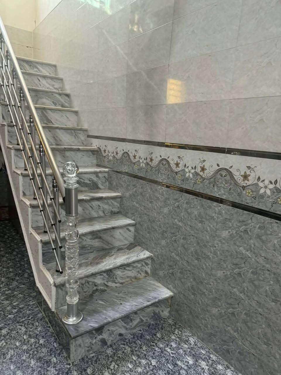 بيت للايجار طابق ونص ١٠٠ متر واجه ٥ م نزال ٢٠ البيت بيناء حديث ونظيف كربلاء خلف مجمع الباقر التجاري مباشرة الطابق الاول صحيات خارجيه استقبال صاله كبيره مطبخ مشترك وغرفة نوم سويت بيها صحيات الطابق الثاني غرفة نوم وصحيات وصاله كبيره وسطح متوفر كافة الخدمات ومغاسل عدد ٢ وتانكي  ماء و ماطور وسخان ورايد ايجار ٦ اشهر او سنوي للاستفسار *********** الرقم بي واتس اب ايجار الشهر ٤٠٠
