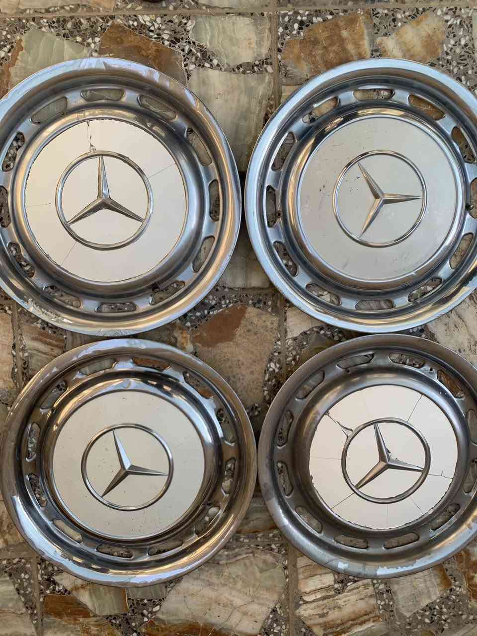 السلام عليكم 
كبات مارسدس مشتريهم ب 150 نضافه  مثل ما موضح بصور بيهن شخوط بصيطه رايدهم 75 نوع ثقيل حجم 14 اصليات تريد تجي تريد توصيل موجود مكان بغداد حي البتول 

*********** رقم
