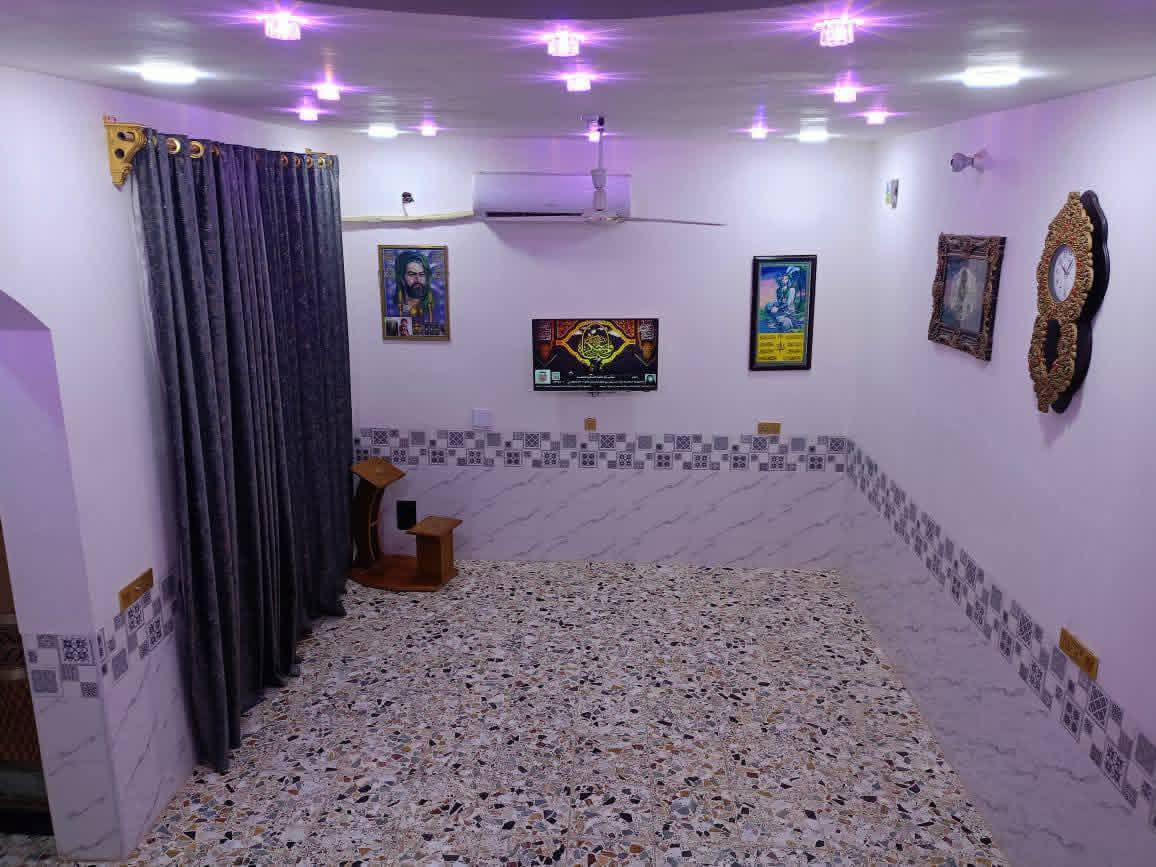 الدار للبيع في حي الحشد مجاور بنانزين خانة وادي السلام شارع الحي وتنزل ع شارع زين القوس الجوبة المساحة 200م طابقين وجه البيت قريب ع شارع العام  بظهرة شارع 20 مطلوب إسكان حوالي 42ونص باقي عليه تتحول ع المشتري اذاتم الاتفاق يبعد عن سايدين200م
غرف نوم 4 مساحة5في 4 احدالغرف. عوزها بس لبخ صاله 9في 4ونص مطبخ حاربارد5ونص في4ونص  استقبال7ونص في4ونص بناء حديث 2024
للأستفسار***********
