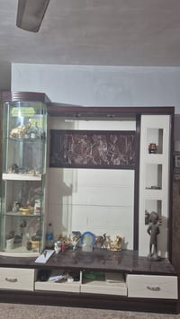 ميز تلفزيون • نظيف