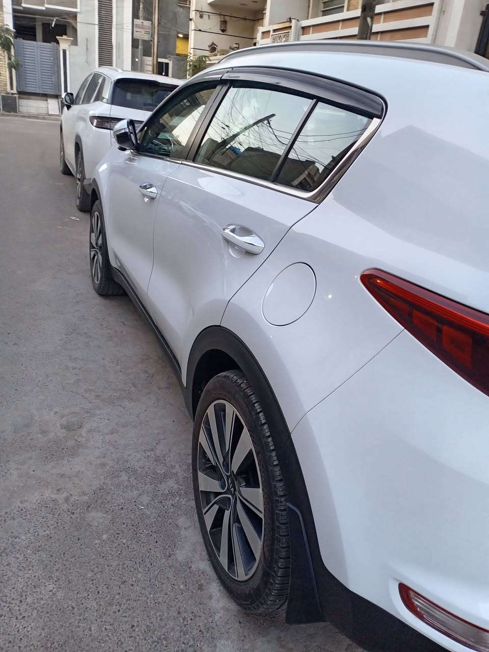 السلام عليكم عندي سياره كيا سبورتج ١٩ السياره بيه فقط بارد بدون صبغ خليجي ماشيه ١٠٠ بغداد انكليزي تحكمات جهتين ٣ انواع قياده وبيه هواي شغلات السونار موجود الاتصال على الرقم التالي واتساب *********** ابو علي حي الجهاد السعر ١٨٥ وبيه مجال بسيط
