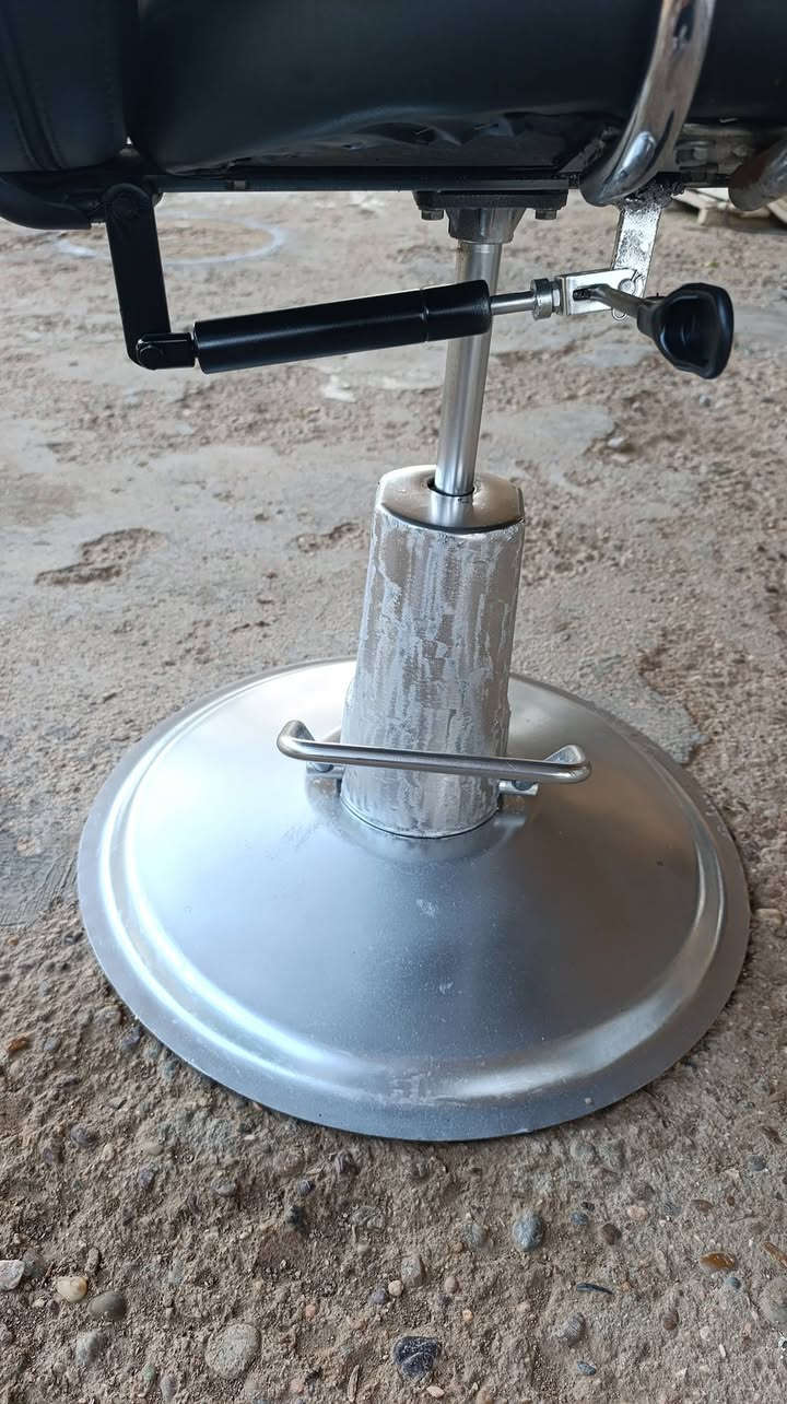 السلام عليكم كرسي حلاقين شغال ميه بل ميه سعر ١٧٥ مكاني بغداد***********
