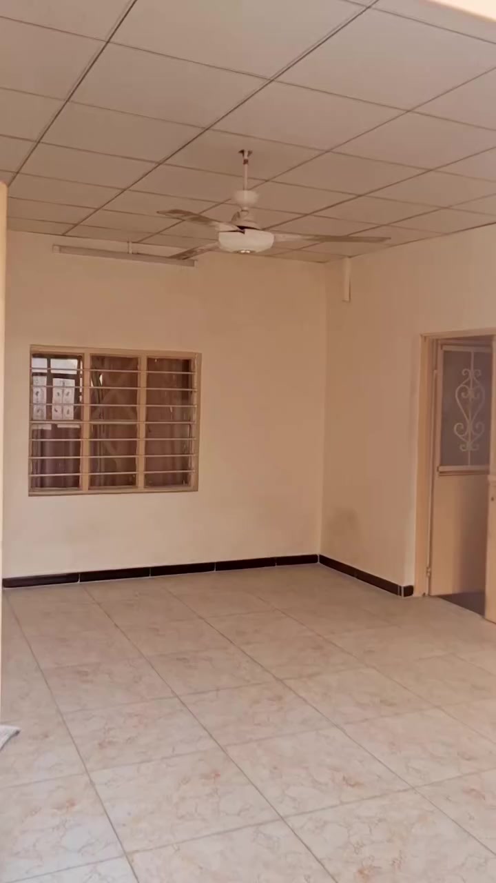 يتوفر للايجار شقه طابق اول
السلام عليكم شقه مساحه ٢٠٠م تحتوي ع استقبال+مطبخ+ غرف نوم عدد ٢ +صحيات+ سطح
سعر الايجار ٦٠٠ قفل 
العنوان الكاظميه شارع المشاط 
للاستفسار ***********
