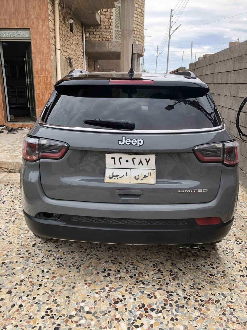 السلام عليكم.
سيارة جيب كومباس لمتد 2019 محرك 2400 جميع مواصفات الكومباس موجوده ما عدا البونراما لون مميز اسمنتي تحكم ستيرن تشغيل عن بعد شاشه كبيره . الضرر موضح في الصور السعر  الإتصال على الرقم المذكور بي واتس اب السيارة تحويل ثاني يوم يعني باسمي والرزق على الله ومن الله التوفيق . *********** .
